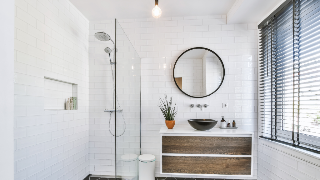 Ristrutturazione bagno a Ravenna con sanitari moderni, pavimenti in ceramica e doccia a filo pavimento